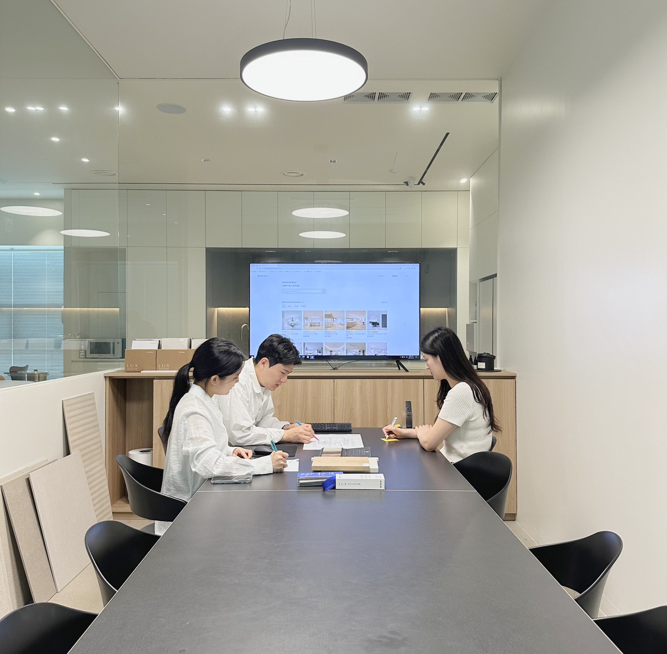 1204 오피스에서 디자이너와 진행하는 설계 체크리스트 미팅 현장
