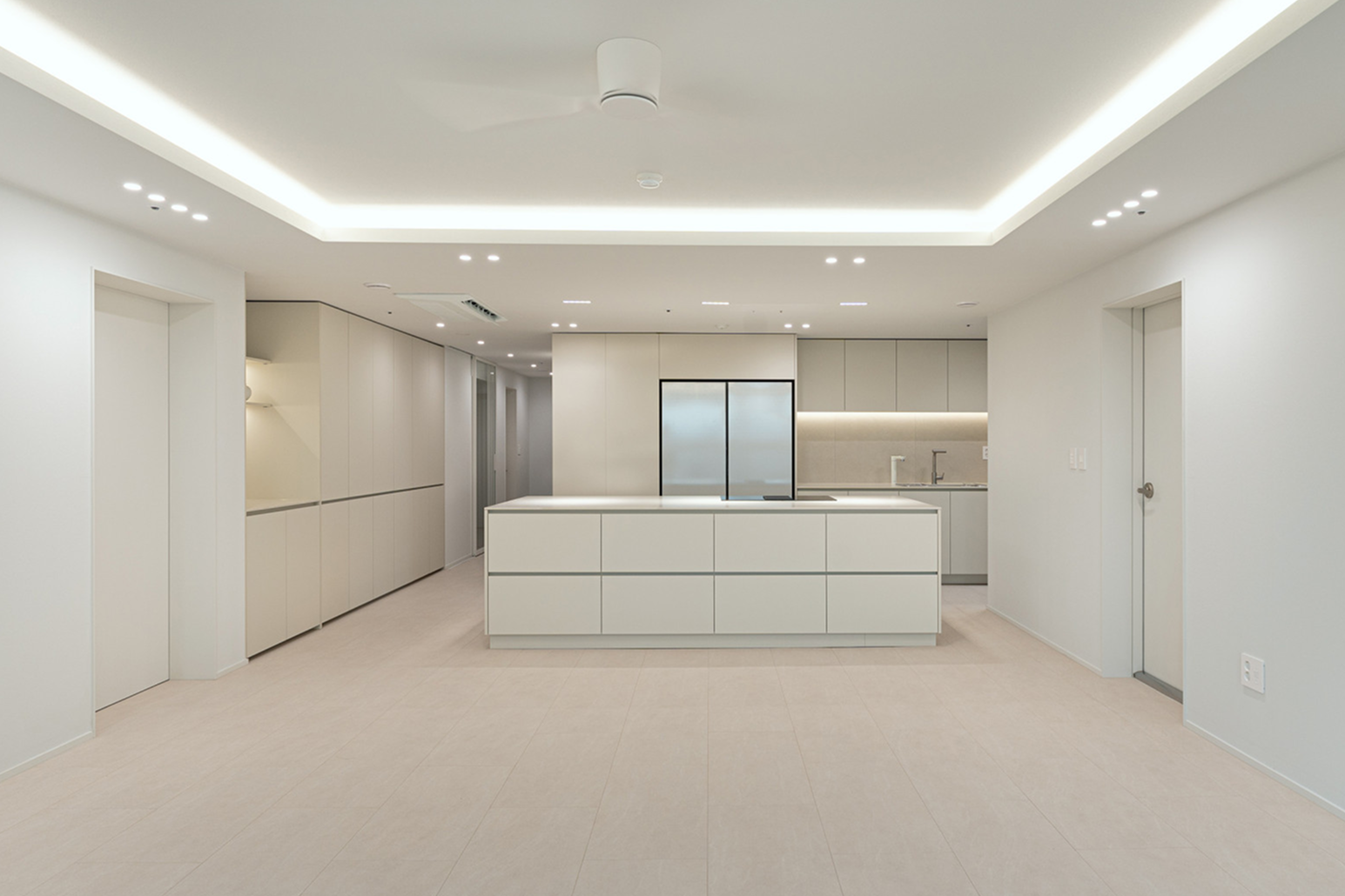 완공된 인테리어 현장 — 따뜻한 우드 톤의 다이닝 공간